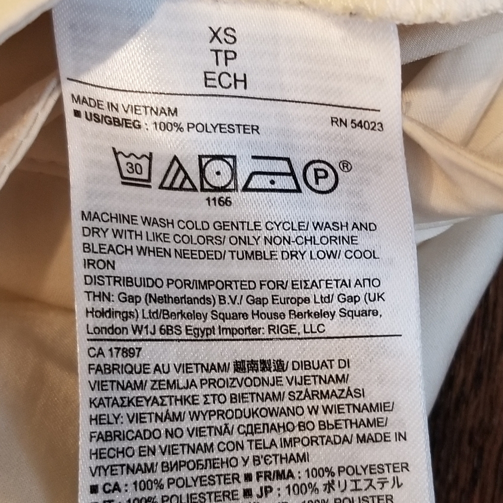 Preloved Silk Like Ruffle Bottom Shell - Picture 3 of 4